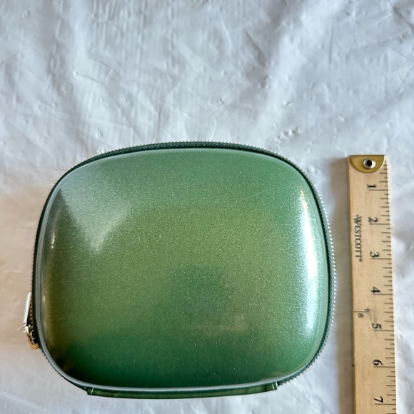 LA MER PEARLIZED GREEN Zip Around Hard CLAM SHELL COSMETIC...
